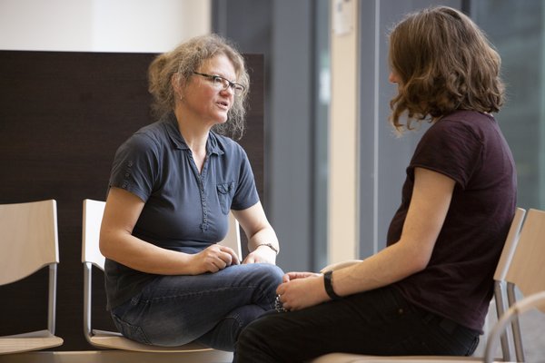 Zwei Patientinnen unterhalten sich in der Uniklinik Leipzig